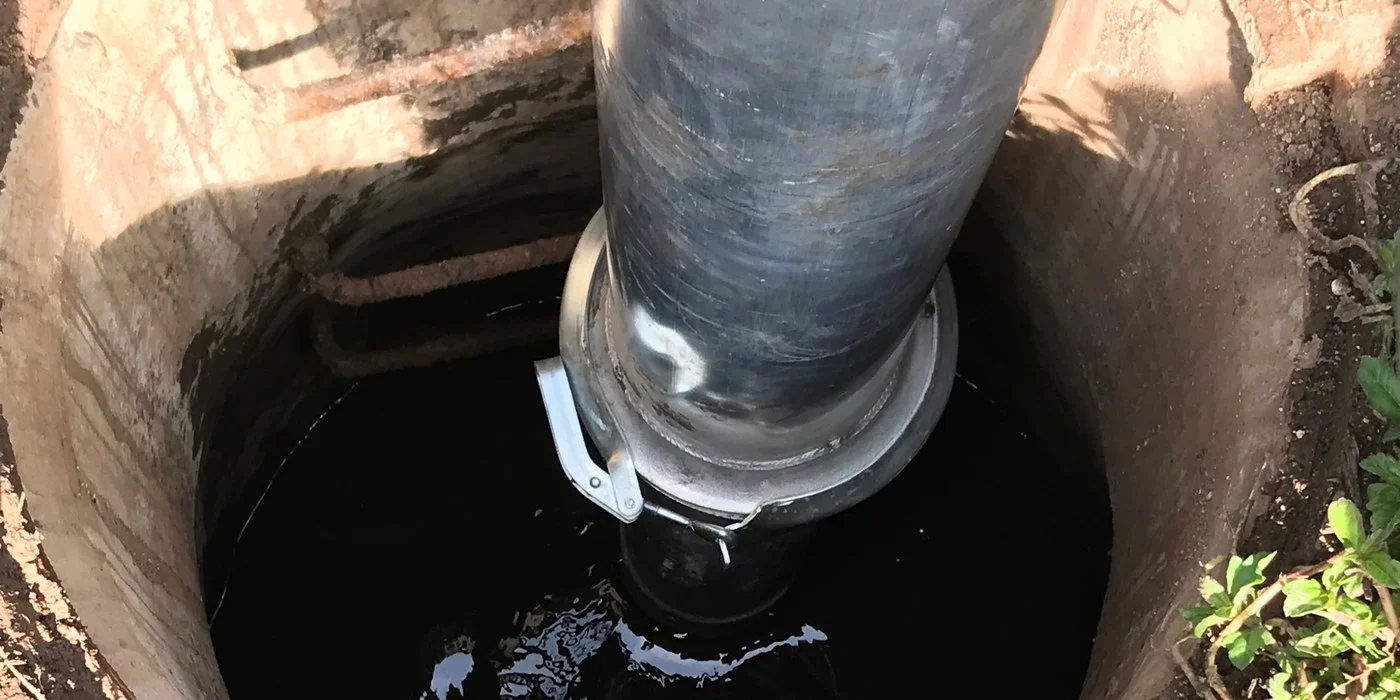 Extracción profunda de fosa séptica saturada en Guadalajara