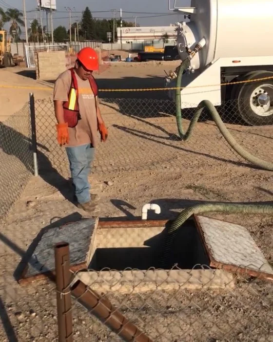 Técnico de Acuatec realizando limpieza preventiva de fosa séptica