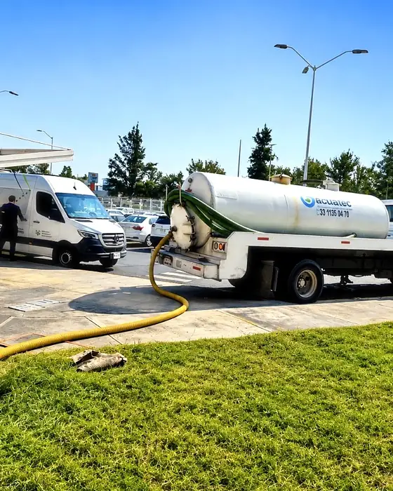 Unidad Acuatec conectada con manguera de succión para servicio en sitio