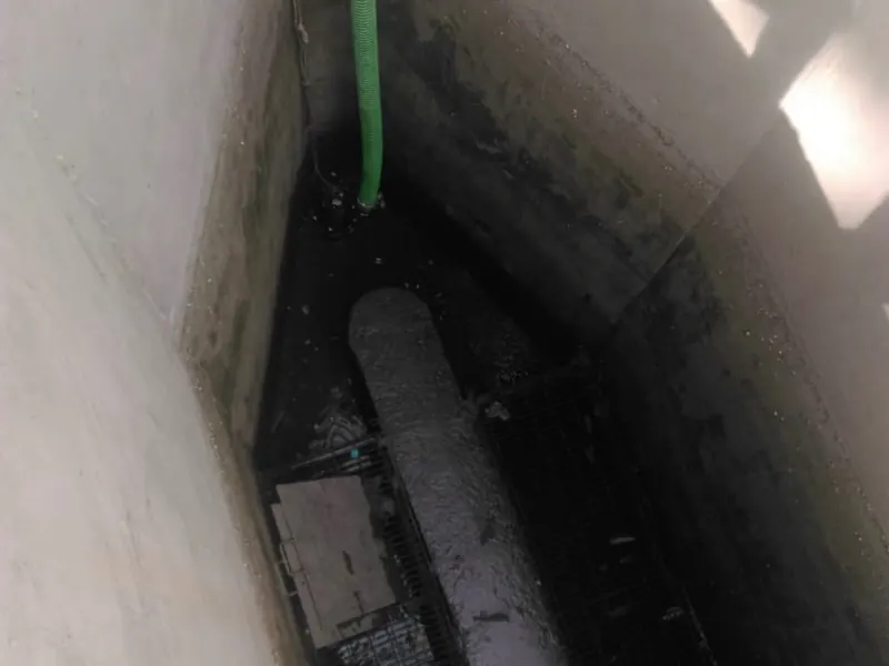 Manguera de succión durante desazolve de cárcamo