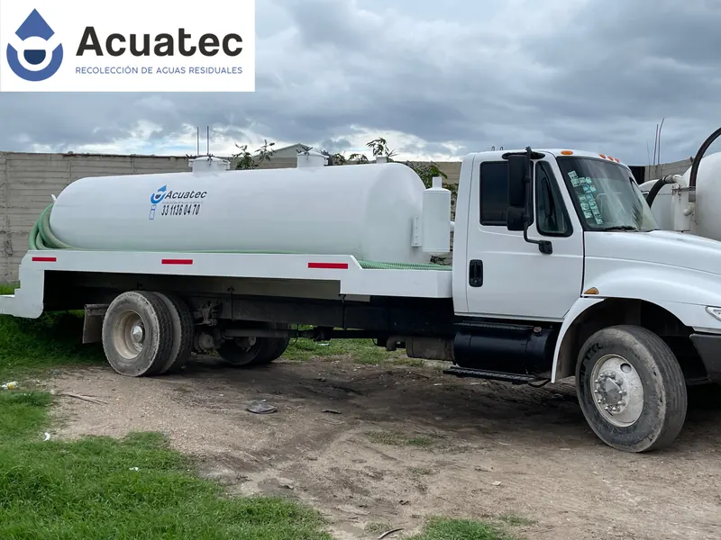 Equipo de Acuatec junto a unidad de desazolve de fosas
