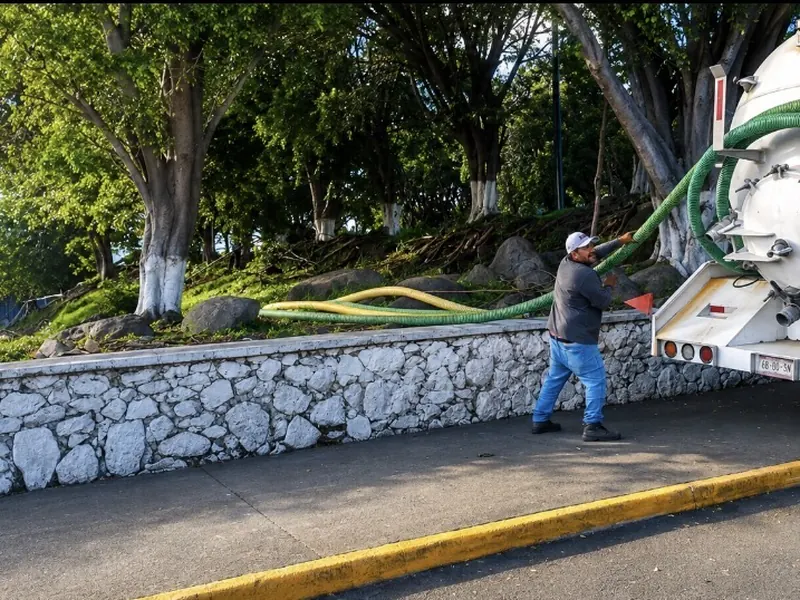 Técnico de Acuatec conectando manguera a unidad de succión