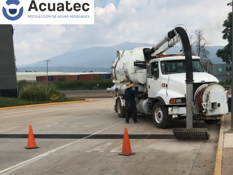 Unidad vactor de Acuatec en servicio con señalización de seguridad